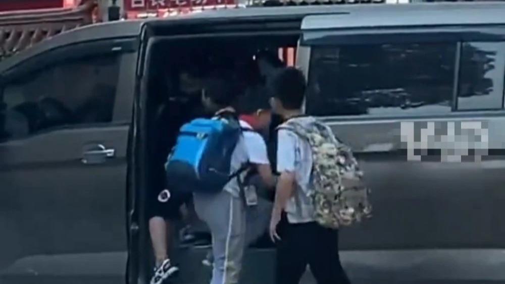 陕西安康，女子王某霞开着面包车去接孩子，车上除了自己孩子外，还有邻居家的其他3个孩子