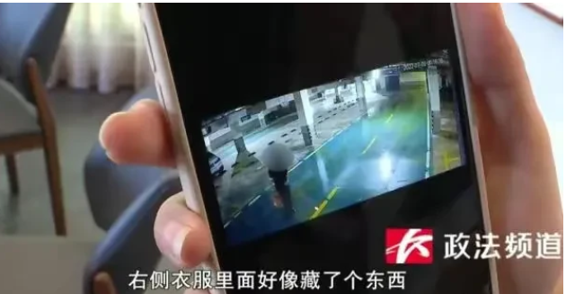 浙江杭州,男子周某在合作伙伴那里拿了两瓶茅台酒
