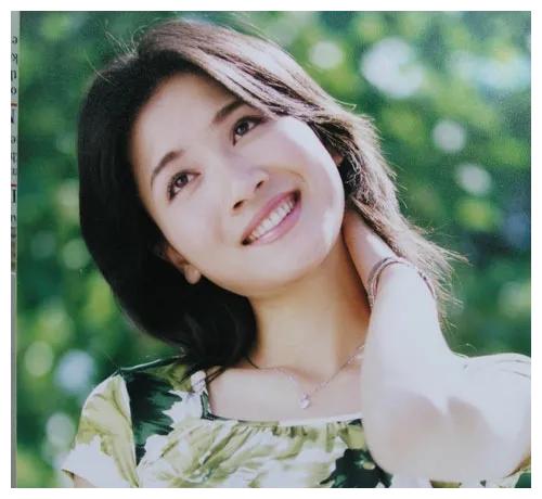 杨超越|潘雨辰：24岁爆火，嫁大11岁侯勇，3年后离婚独自带女