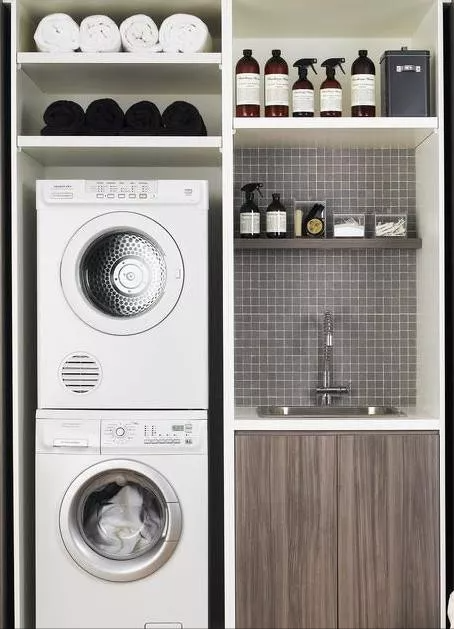 阳台别买洗衣柜,学着这样打一个,不仅实用,颜值还提高一倍