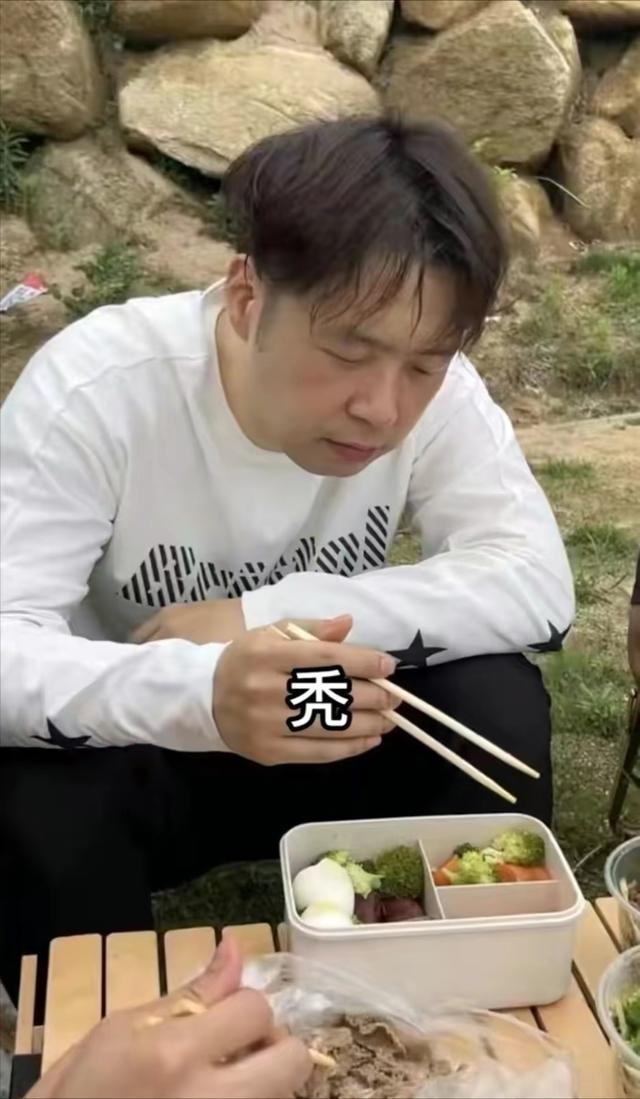 化妆 杜海涛素颜露面，瘦到变丑认不出，网友指他老得像身旁亲妈同龄人