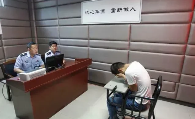 四川乐山,一女子每天下班都在夜里十点以后