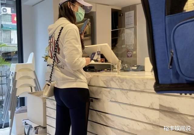 三浦春马|富豪孙道存小32岁遗孀近况！继续享受富贵人生，穿露脐装打扮娇俏