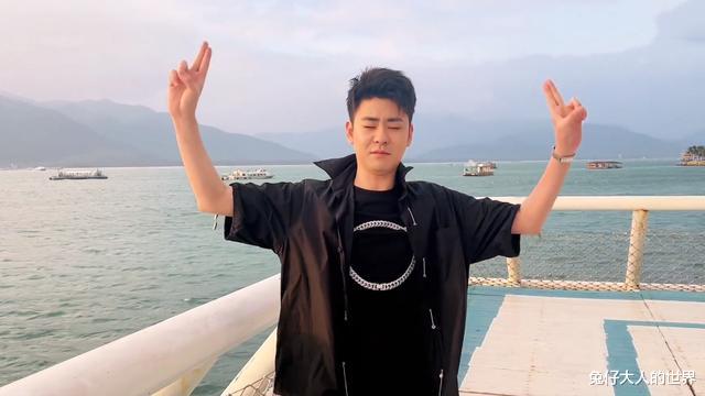 张云雷|德云社张云雷发Vlog,孟鹤堂送来迟到的生日祝福,二爷回复真暖心