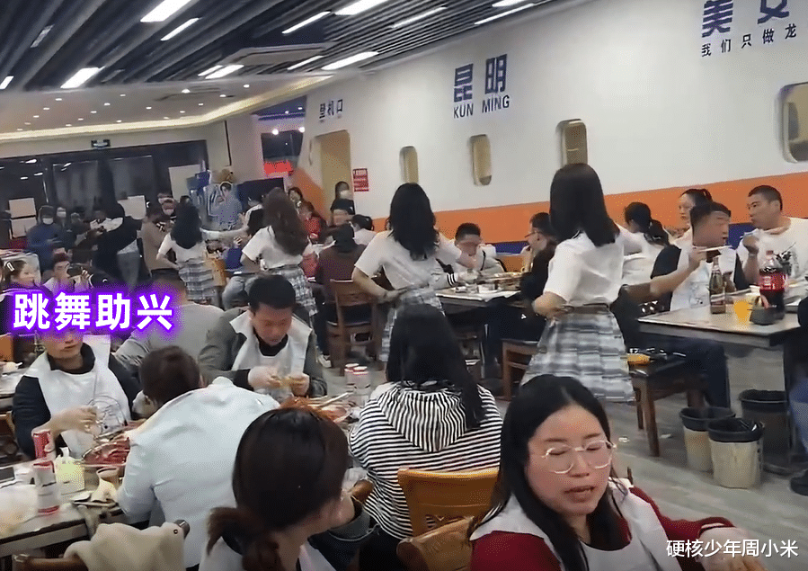 云南:足浴店让女员工穿短裙跳舞被吐槽,男子:我兄弟都流鼻血了
