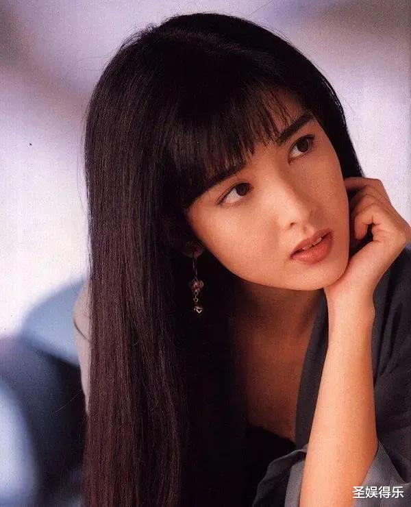 那英|同时期的两位艺人，那英与周慧敏，却有截然不同的戏路人生