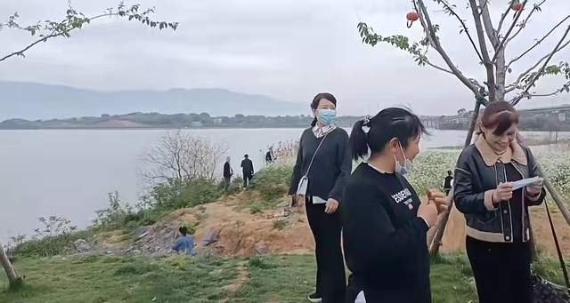 许敏|许敏逛公园偶遇粉丝,与粉丝合影超接地气,被赞许妈大爱感天动地