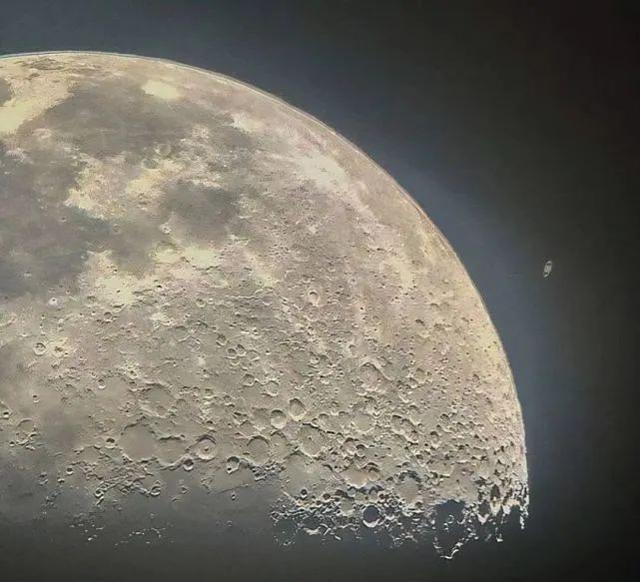 30张罕见神奇照片:月亮上升起土星!