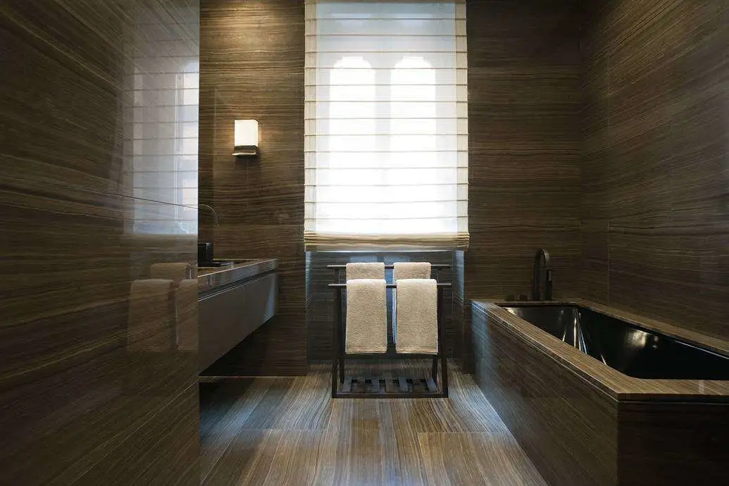 卫生间用什么窗帘好？推荐这4种，防水遮光颜值高