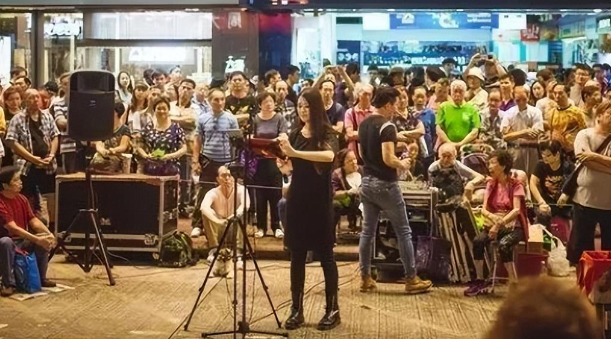 星光大道|歌手龙婷：曾是《星光大道》冠军，受邀参加春晚后，为何街头卖唱