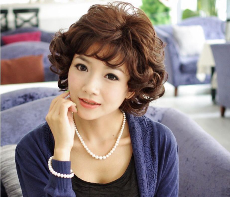 发际线 女人上了年纪，尽量别烫这3种卷发，换成另外3种，时髦减龄显气质