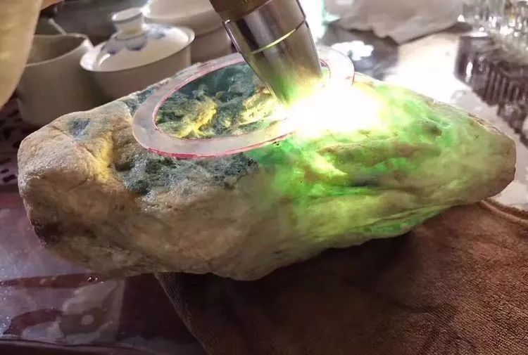 翡翠|咬牙90多万买下的翡翠原石,一刀切开后就上了头条新闻!