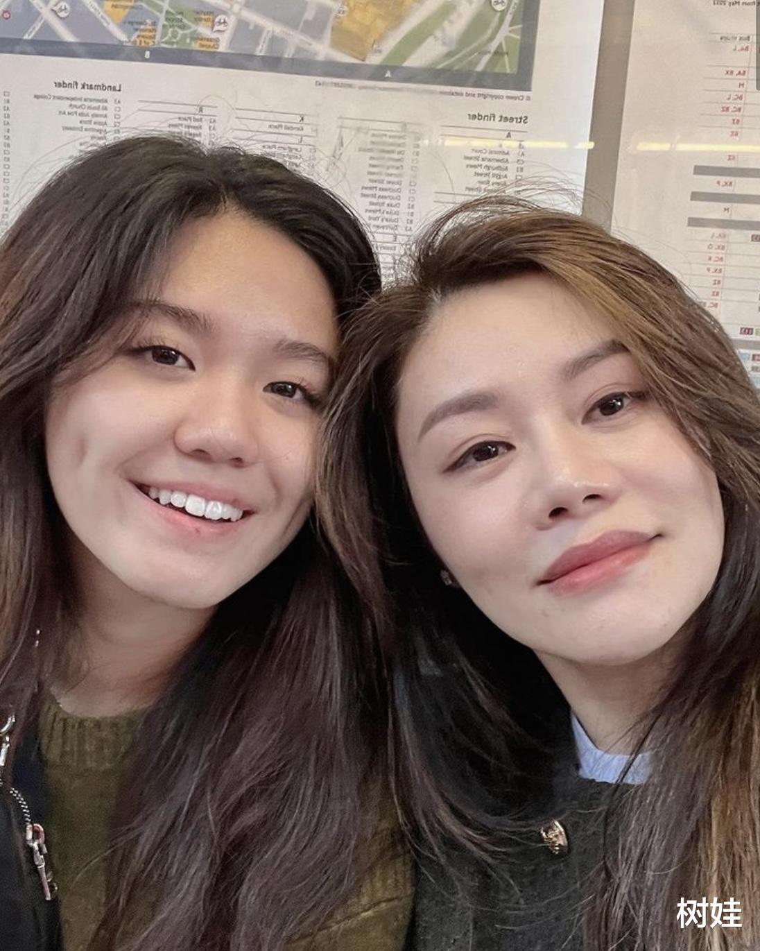 钟镇涛|钟镇涛妻子送女儿出国读书,临别合照双眼泛红,自曝在飞机上哭晕