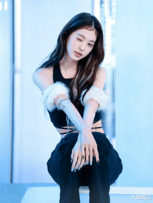 张元英|女星张元英不甩“凤凰争议”！巴黎街头辣晒美腿，网嗨：名品身材