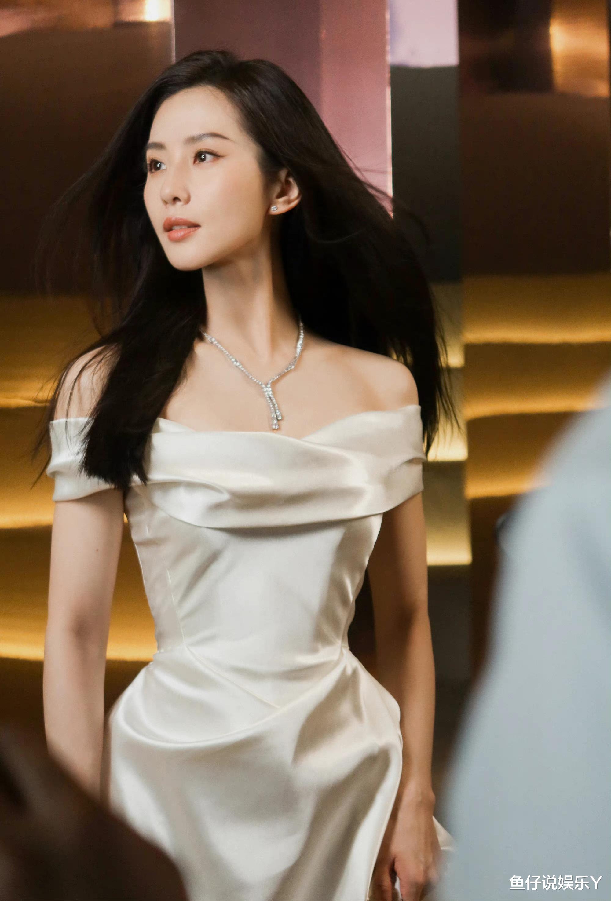 杨幂|杨幂刘诗诗同发白色露肩礼服大片