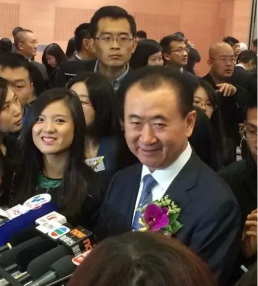 秘书|王思聪回家看望父亲，恰巧与父亲的女秘书打了个照面，她竟然对王思聪不冷不热