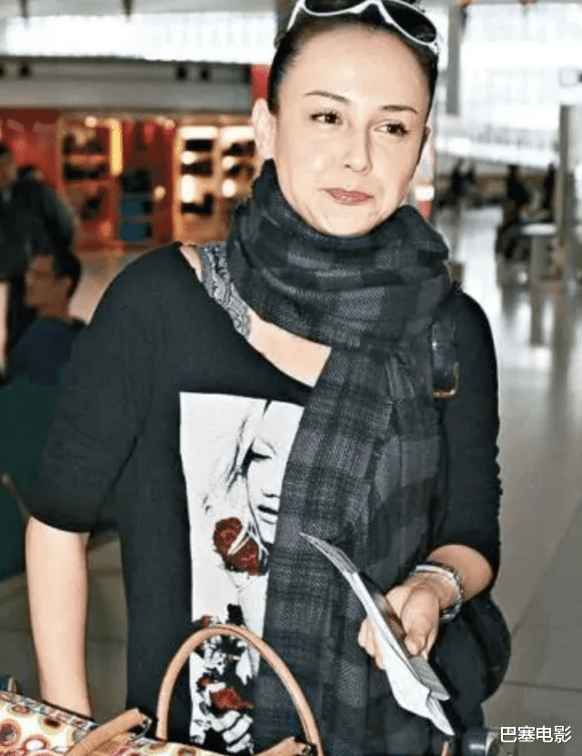 何洁|过气女明星的窘迫：没工作、变脸被嘲、直播尴尬，为何混到这一步