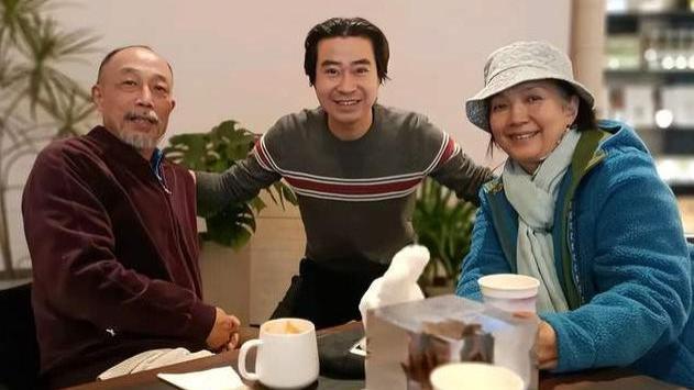 孙海英|海外账号被封的孙海英携妻回国，一个胡子花白，一个发福臃肿