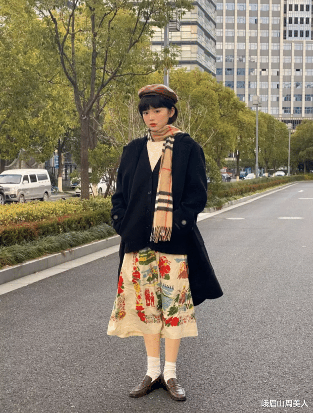 短发 ?50多岁的女人，剪掉你的长发吧！试试这3款短发，有白发也照样美