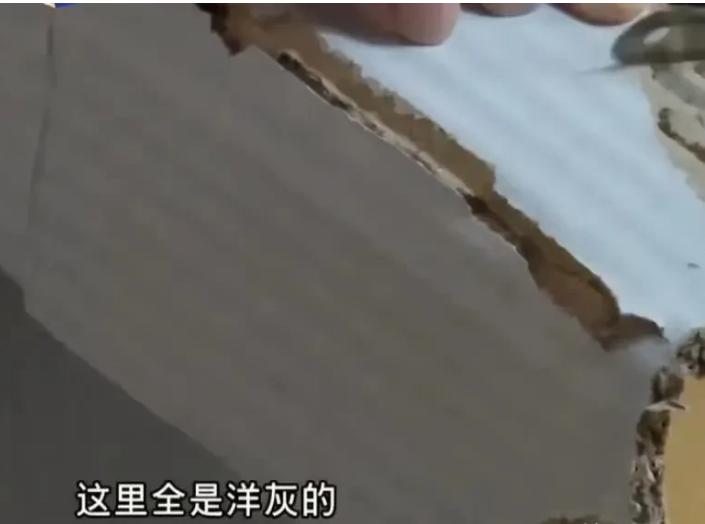 天津,大爷去批发市场买了一箱30斤的苹果,花了105元。但他万万没想到,纸箱居然藏着玄机!