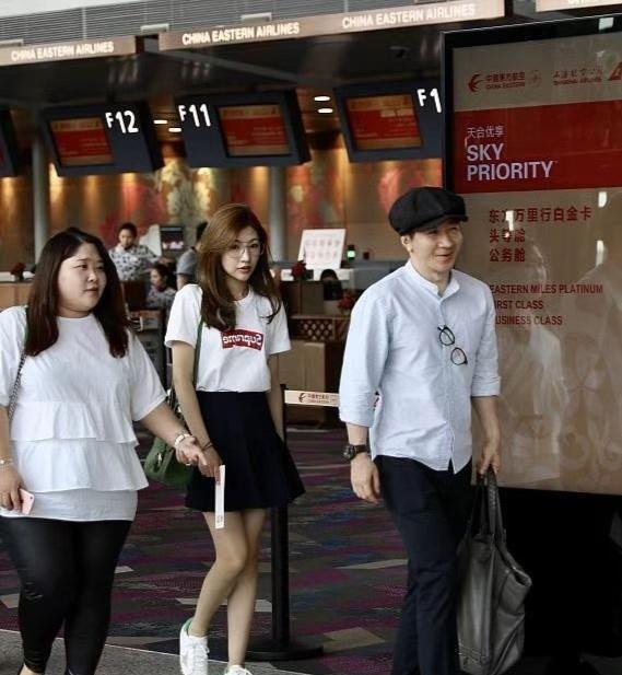 刘谦|刘谦罕见带娇妻走机场，小娇妻学院风打扮好嫩，像个小姑娘