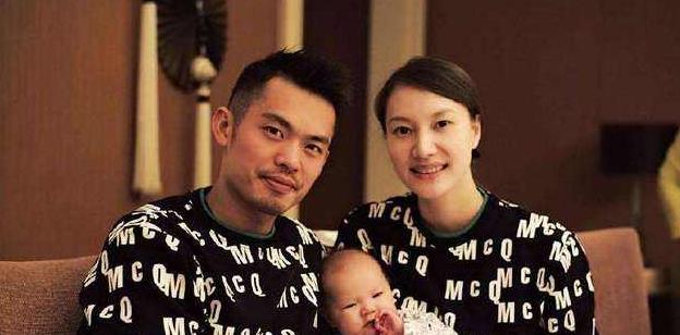 李成儒|林丹携妻儿机场出行，紧牵儿子慈父感明显，终于明白谢杏芳选择