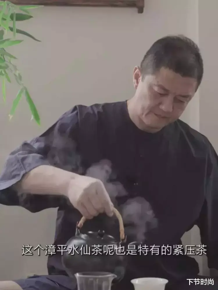 李亚鹏|李亚鹏花5000万买的茶几,村名一看你卖100块,我还的考虑考虑