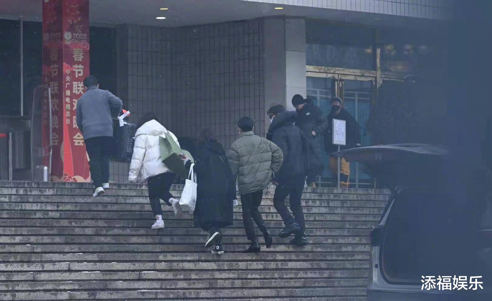 王源|王源七次受邀CW彩排,绿色羽绒服保暖上阵,但削瘦的身材暴露无遗