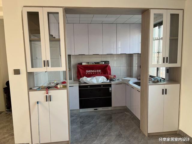 她家新房硬装结束,装修现代简约风格,最喜欢全屋定制的柜子了!