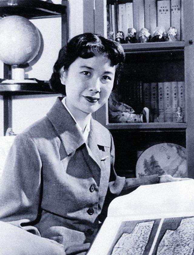 黄梅戏|黄梅戏名家严凤英被魔头害了之后,其丈夫王冠亚为其著书立传