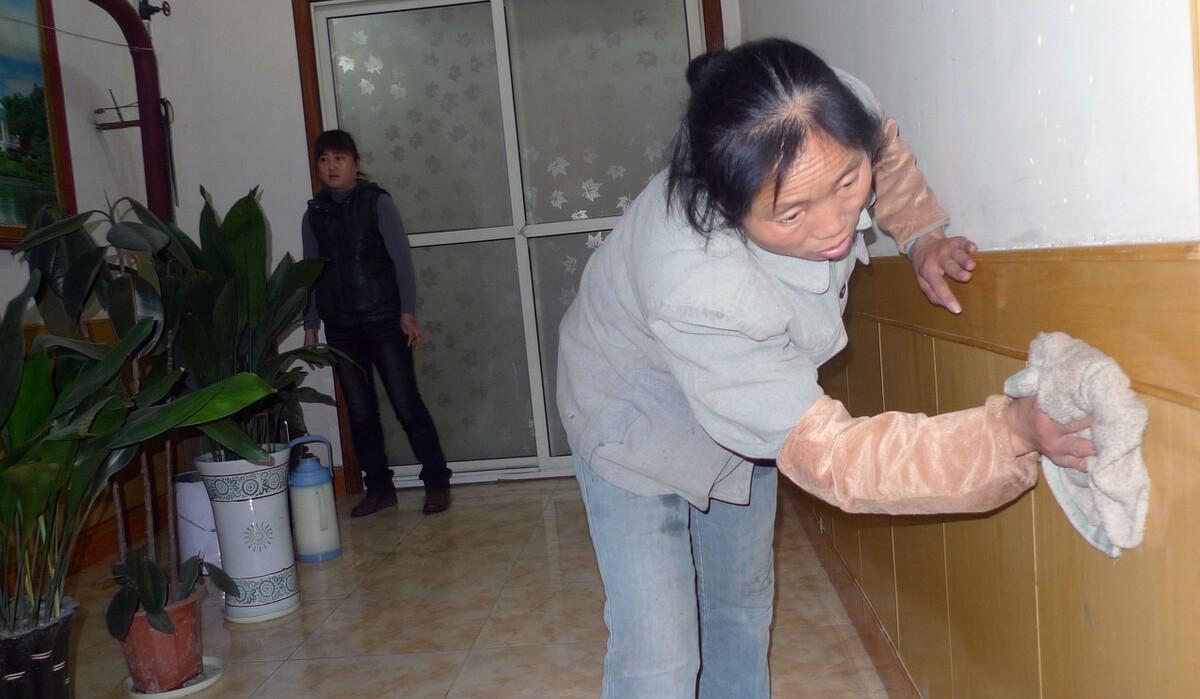 男子为了亲生儿子,请前妻当了三年保姆,前妻悄悄卖了他的房子