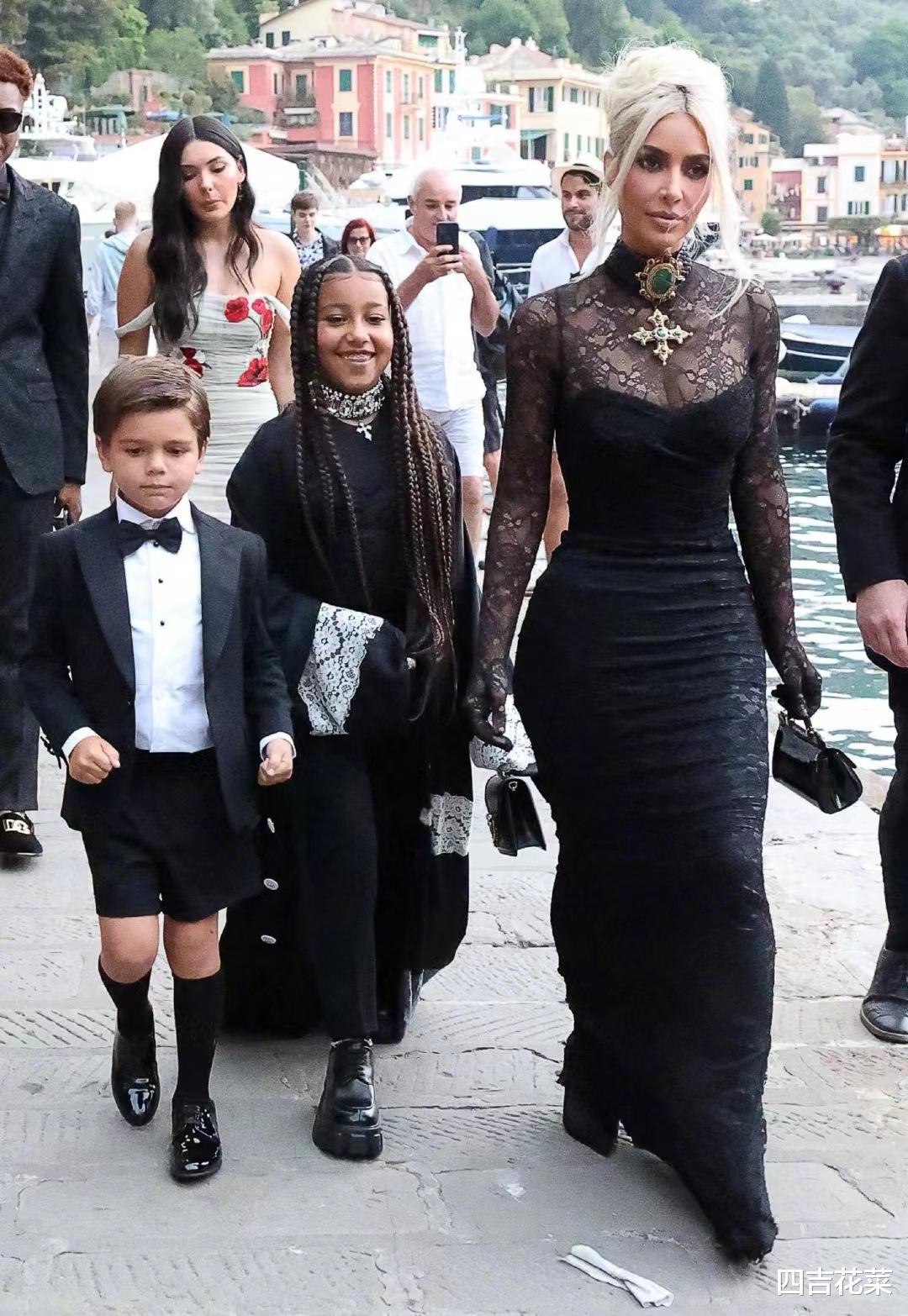 卡戴珊|卡戴珊参加姐姐婚礼，大女儿西北终于穿得不像拖把了