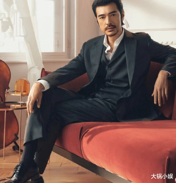 金城武|金城武现身杂志封面,48岁西装革履坐沙发,气场十足却有些发腮