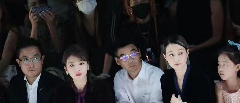 马伊琍|马伊琍幼女长得太像妈了!罕跟妈妈看秀一脸懵,母女俩共用一张脸