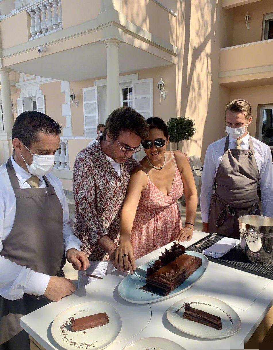 巩俐|巩俐为老公庆生，丈夫年过七旬还更年轻，巩俐身体黝黑发福显富态