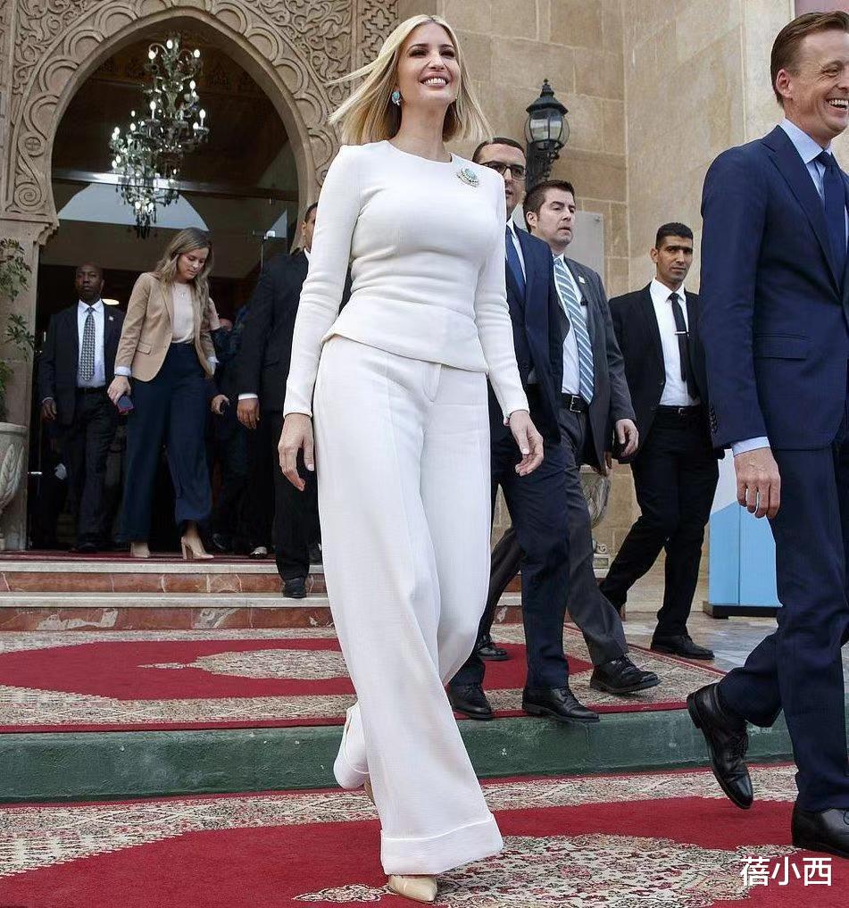 伊万卡不愧是美国第一千金，穿一身白色套装气场强大，不愧是超模