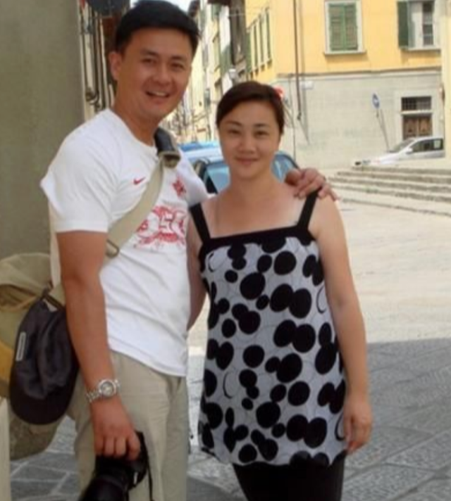 邢岷山|演员邢岷山:娶恩师女儿为妻,宠妻如宝30年,带着岳父母拍戏