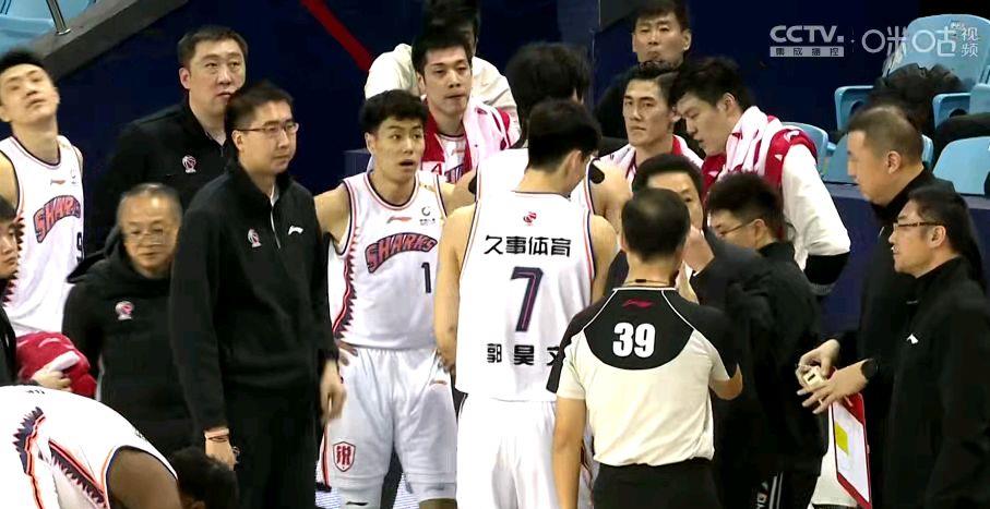 萨林杰|4分钟狂砍13分！萨林杰完爆上海双塔 大鸟攻防兼备 李春江无计可施