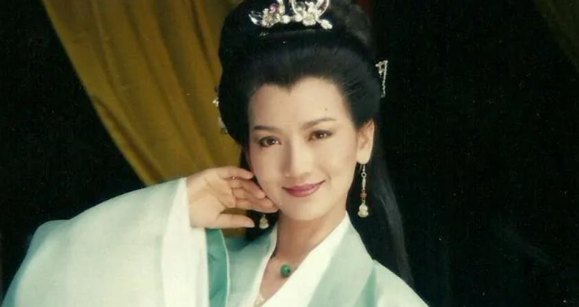 赵雅芝|赵雅芝小儿子恋情疑似曝光，女方撞脸杨颖，两人已经交往15年有余