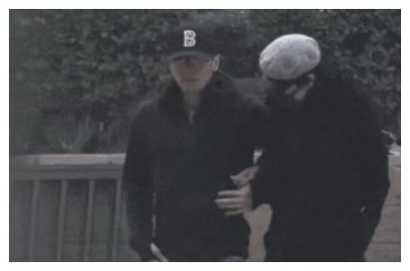 李嫣|16岁李嫣外国街头太大胆，穿透视装露黑色胸衣，眼睛下垂超像爸