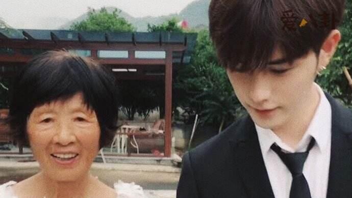 童锦程|童锦程发视频官宣，和女友穿同一个外套，网友：祖师爷收心了