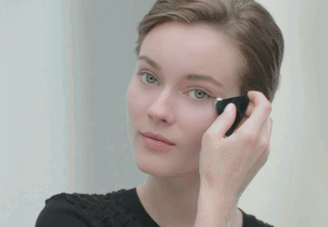 眼霜 眼霜，早上涂还是晚上涂？怎么涂？别搞错了，不然眼霜再贵也浪费