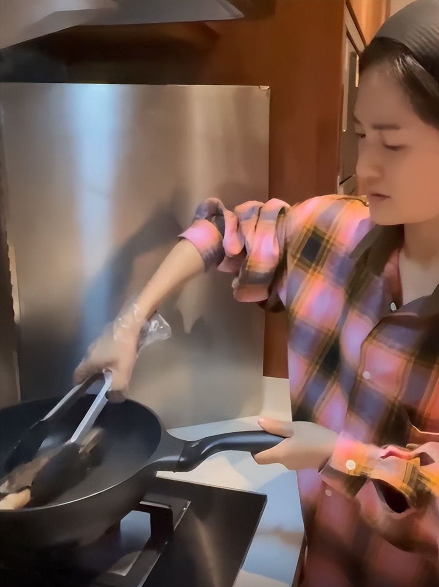 谢娜|谢娜素颜为老公孩子做烤肉!牛排骨比脸还大,用袖子擦脸太接地气