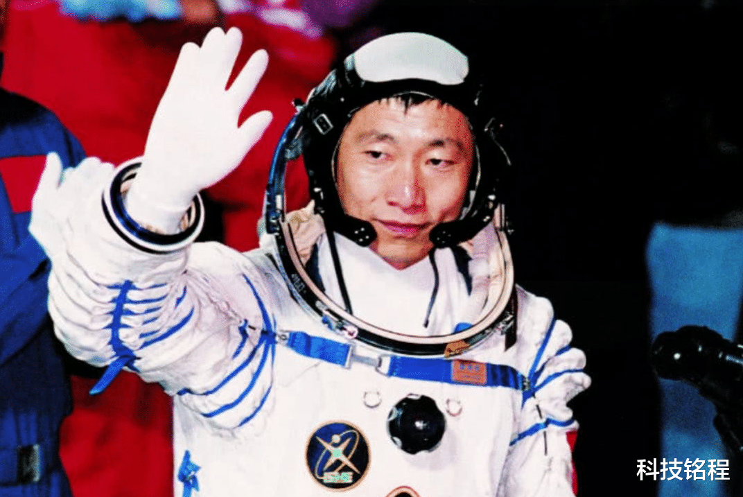 神舟14号返回东风着陆场,为什么需要大队人马搜寻,不能定位吗?