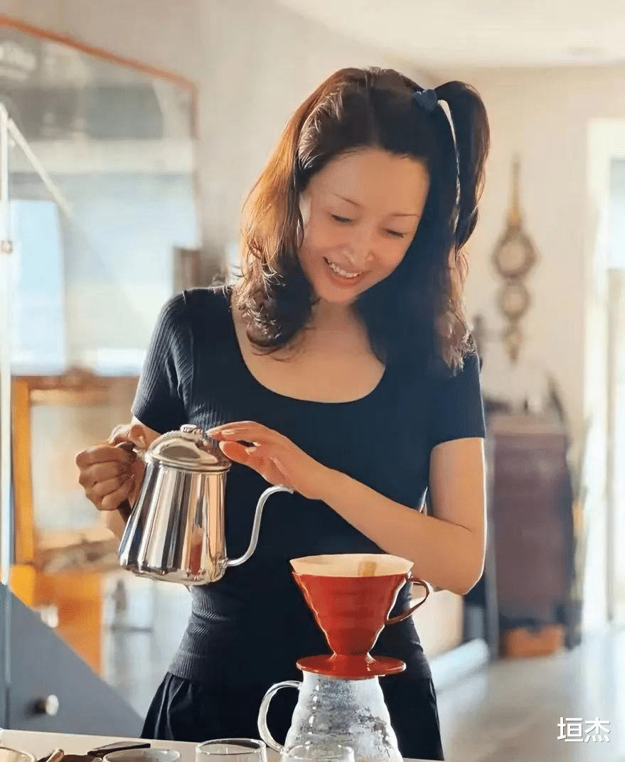 孙兴|8位过气艺人现状：阿宝住破屋独自喝闷酒，孙兴形象破裂想要复出