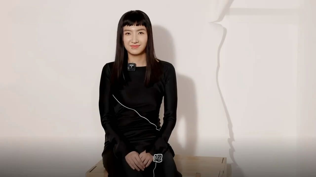 胡军|胡军太太带子女登上杂志封面，13岁康康帅气如明星，比爸爸更man