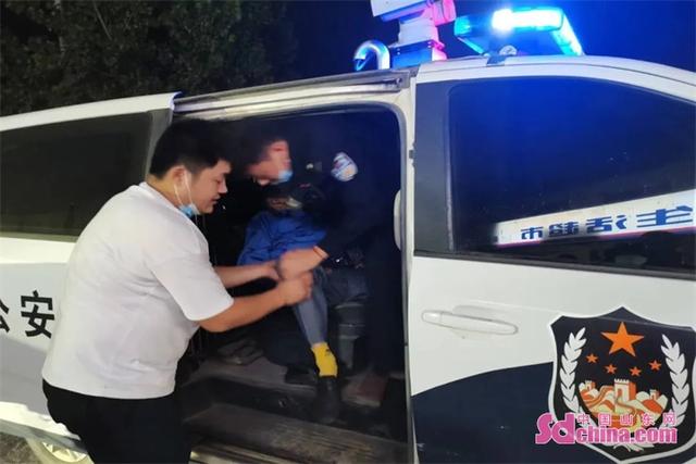国庆我在岗|暖心!成武公安雨中紧急救助 患病群众转危为安