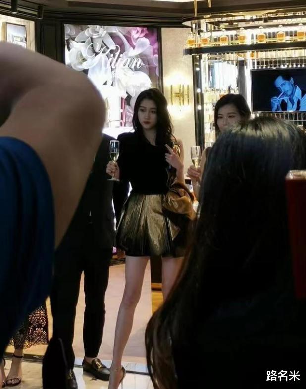 林更新|都说关晓彤“壮”？看到路人拍的无修图，我再也不信了