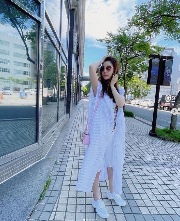 林心如|46岁林心如晒全身照被疑怀上二胎？本尊发表情包大方回应