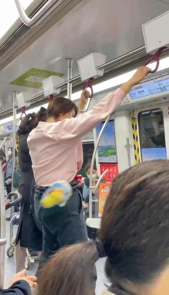 大米 一位女子在车厢里转呼啦圈，事后回应：我要减肥没有时间运动